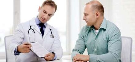 L'urologue traite les écoulements pathologiques chez les hommes