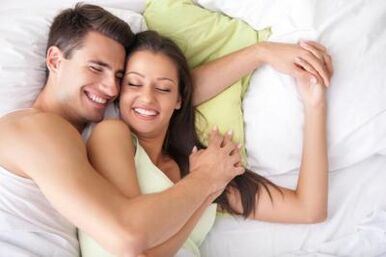 Homme heureux et fille au lit